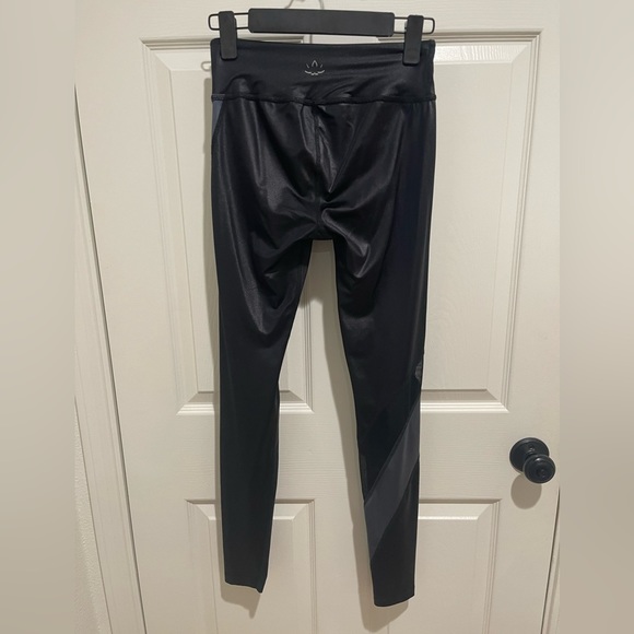 Beyond Yoga Black glossy leggings 🔥 Small - Picture 5 of 5
